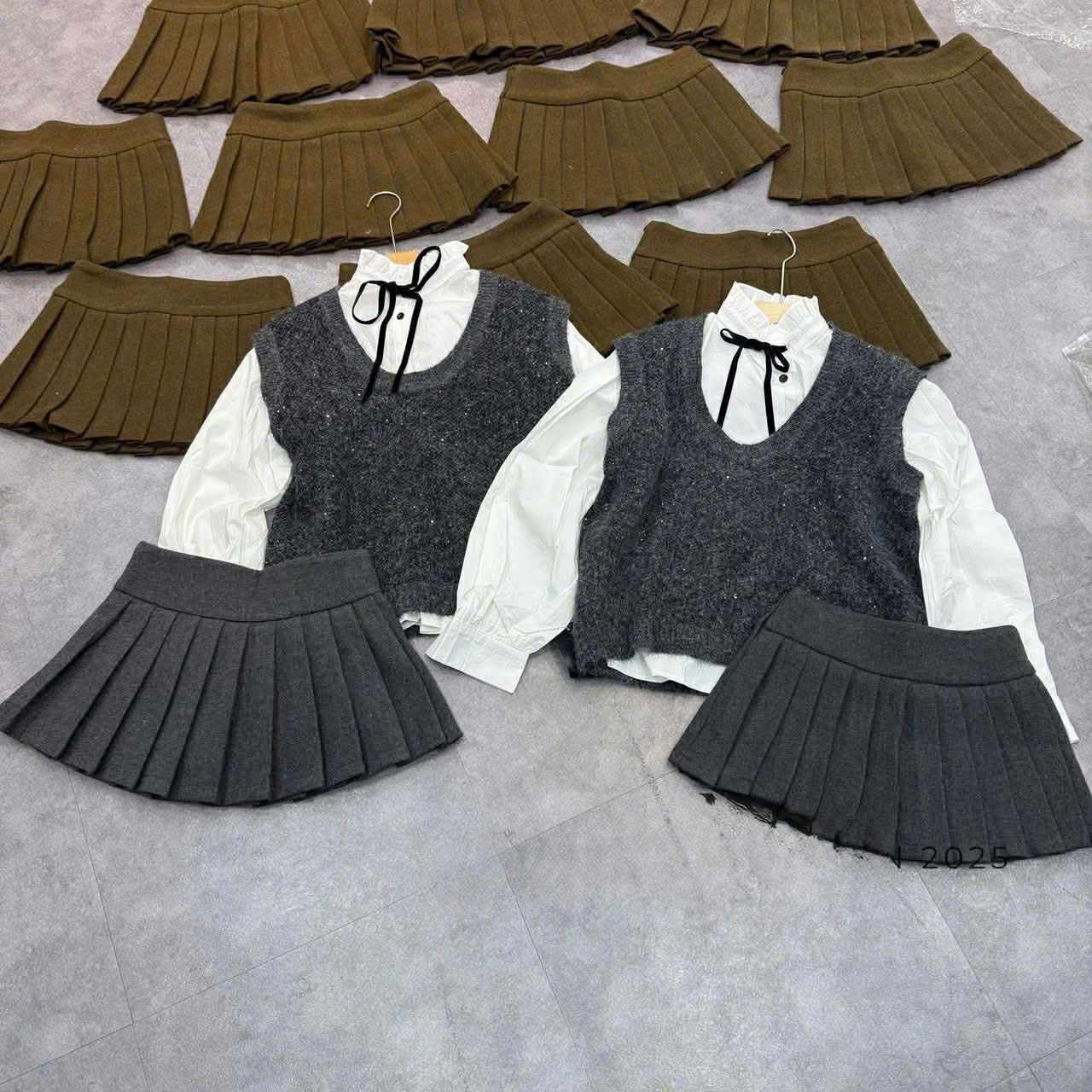  Set áo sơ mi + gile len ghi C260 