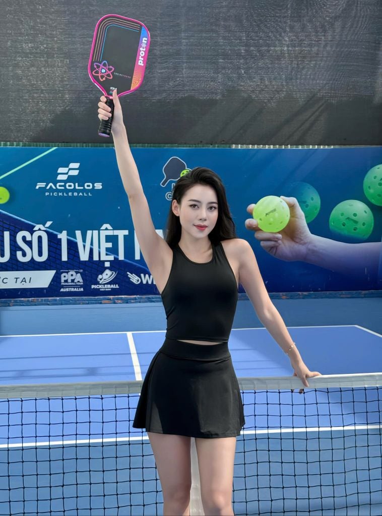Set Váy Pickleball Nữ UNIQ – Áo Thể Thao & Chân Váy Xếp Ly Phía Sau