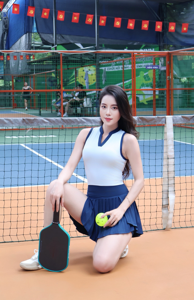 Set Đồ Thể Thao Nữ Tennis Pickleball Áo Cổ V Phối Viền Kèm Chân Váy Quần Xếp Ly