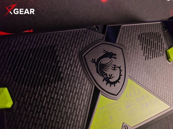 Máy chơi game cầm tay MSI Claw A8 BZ2EM 009VN