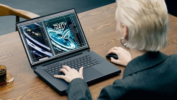 Laptop Gaming ASUS ROG Zephyrus Duo GX651AX-SR050WS (Ultra 9 386H | RTX 5090 | 64GB | 2TB | 16 inch 3K OLED)
