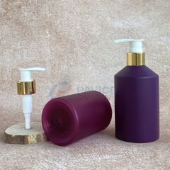 Chai nhựa Pet 500ml 750ml đựng sữa tắm màu tím mờ nắp vòi nhấn mạ vàng