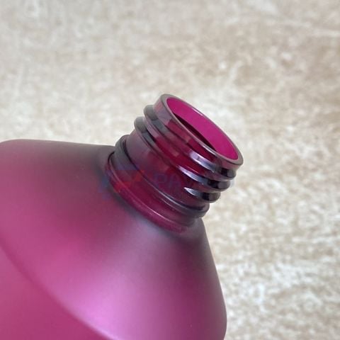 Chai nhựa Pet 500ml 750ml đựng sữa tắm màu tím mờ nắp vòi nhấn mạ vàng