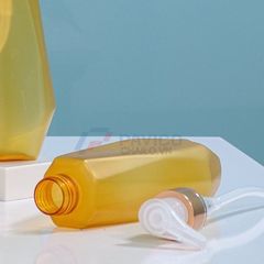 Chai nhựa 250ml đựng sữa tắm thân hổ phách vòi nhấn vàng đồng