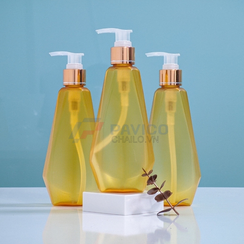 Chai nhựa 250ml đựng sữa tắm thân hổ phách vòi nhấn vàng đồng