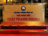  Quà tặng Biển Chức Danh bằng đồng mạ vàng 24K kích thước cao 16 x 24,5cm 