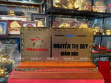  Quà tặng Biển Chức Danh bằng đồng mạ vàng 24K kích thước cao 17 x ngang 24,5cm 