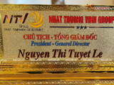  Quà tặng Biển Chức Danh bằng đồng đúc nguyên khối mạ vàng 24K kích thước dài 25,5x cao 12,5cm 