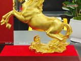  Quà Tặng Sếp Tượng Mã Đáo Thành Công mạ vàng 24K kích thước 32x 27x 10cm 