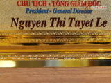  Quà tặng Biển Chức Danh bằng đồng đúc nguyên khối mạ vàng 24K kích thước dài 25,5x cao 12,5cm 