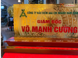  Quà tặng Biển Chức Danh bằng đồng mạ vàng 24K kích thước cao 18,5 x 35cm 