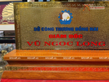  Quà tặng Biển Chức Danh bằng đồng mạ vàng 24K kích thước cao 15,8 x 31cm 