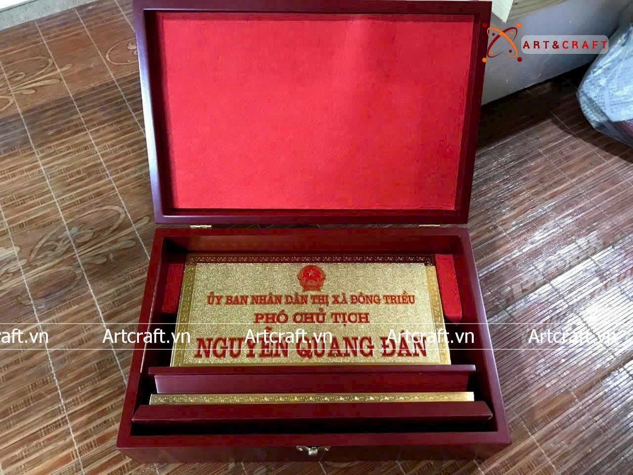  Quà tặng Biển Chức Danh bằng đồng mạ vàng 24K kích thước 16x24,5cm 