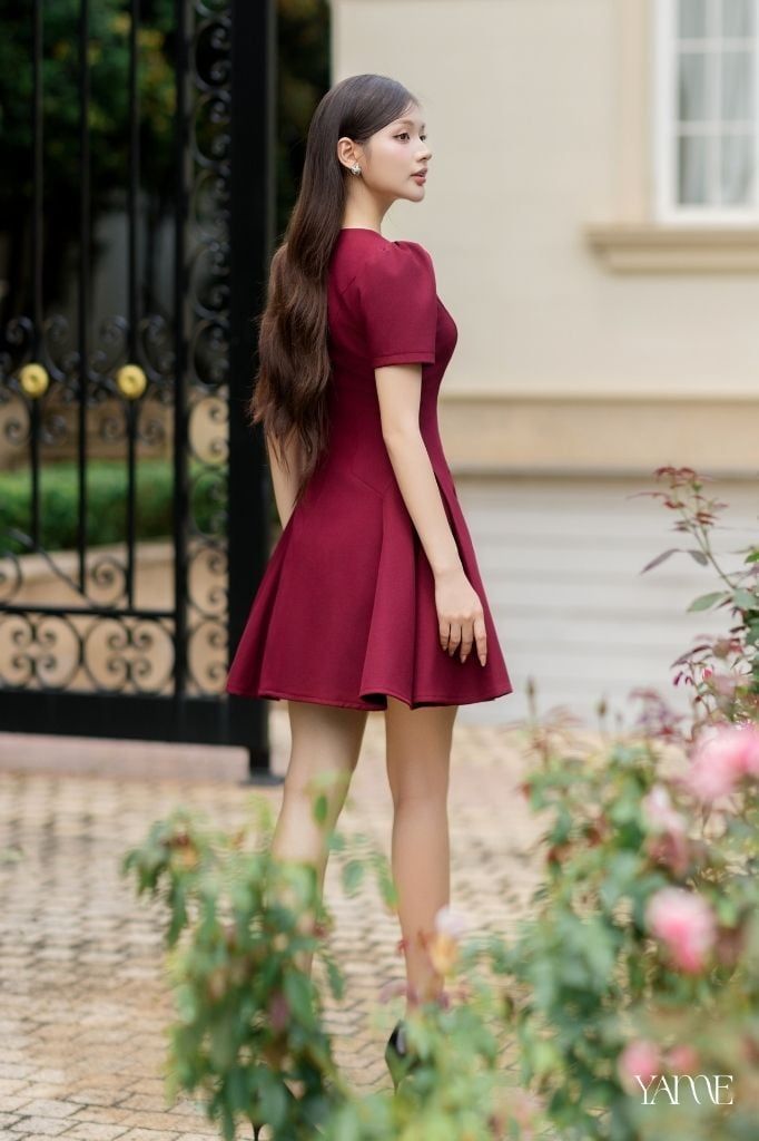 Váy Thiết Kế Cổ Tròn Phối Sóng Khuy Tim Đá Dáng Ngắn YAME YV728