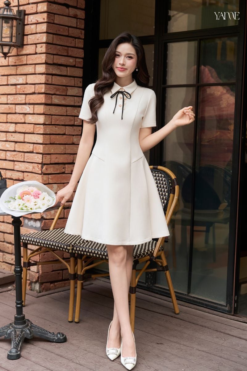 Váy Xếp Ly Thiết Kế Trắng Kem Phối Nơ Đen YAME YV919