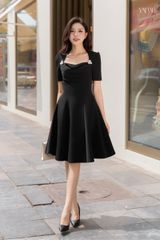 Váy Thiết Kế Cổ đổ cách điệu tag cài hoa YAME YV918