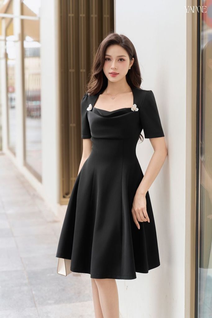 Váy Thiết Kế Cổ đổ cách điệu tag cài hoa YAME YV918