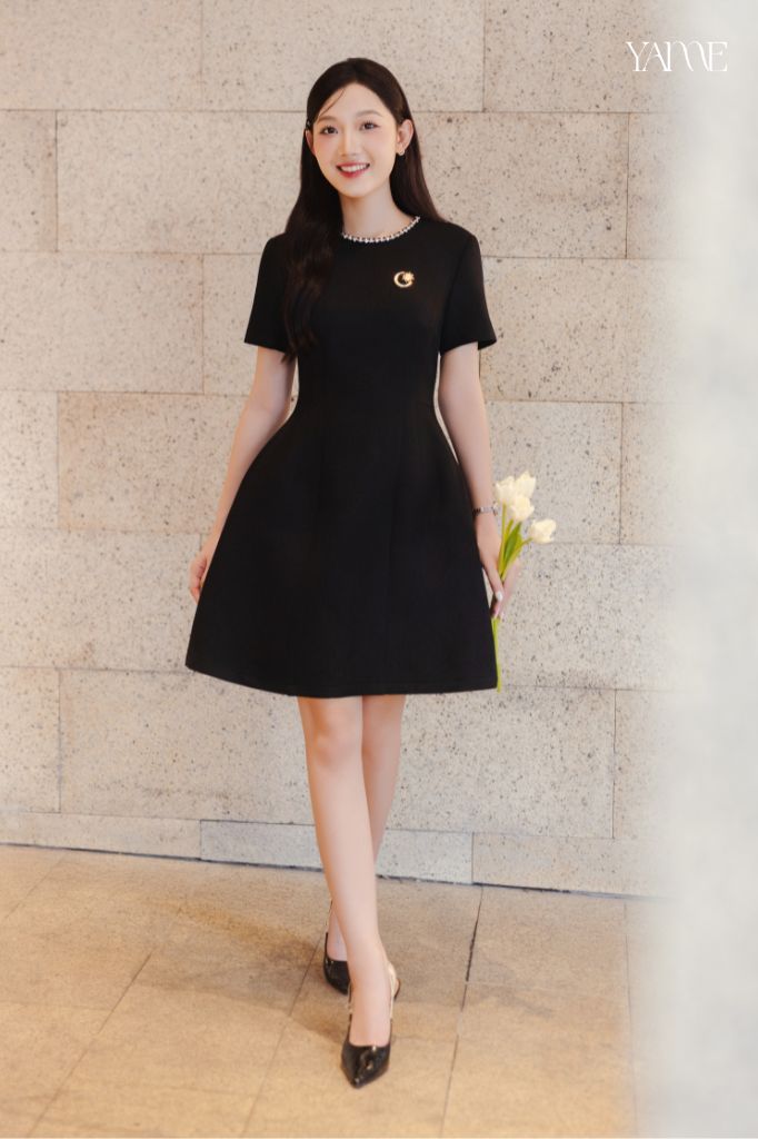 Váy Thiết Kế Ngắn Tay Tùng Bồng Cổ Đính Đá YAME YV745