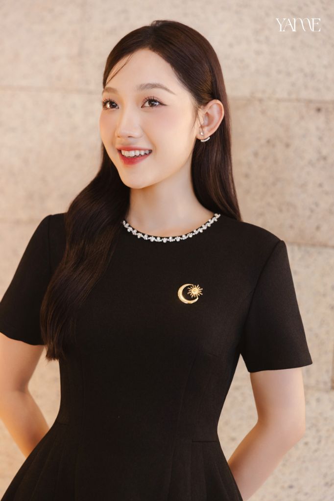 Váy Thiết Kế Ngắn Tay Tùng Bồng Cổ Đính Đá YAME YV745