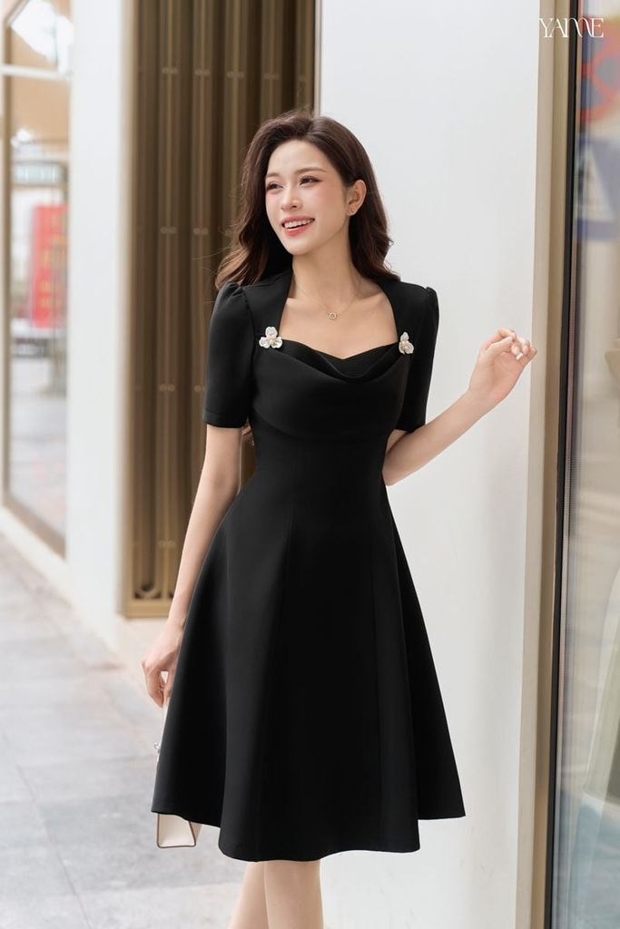 Váy Thiết Kế Cổ đổ cách điệu tag cài hoa YAME YV918