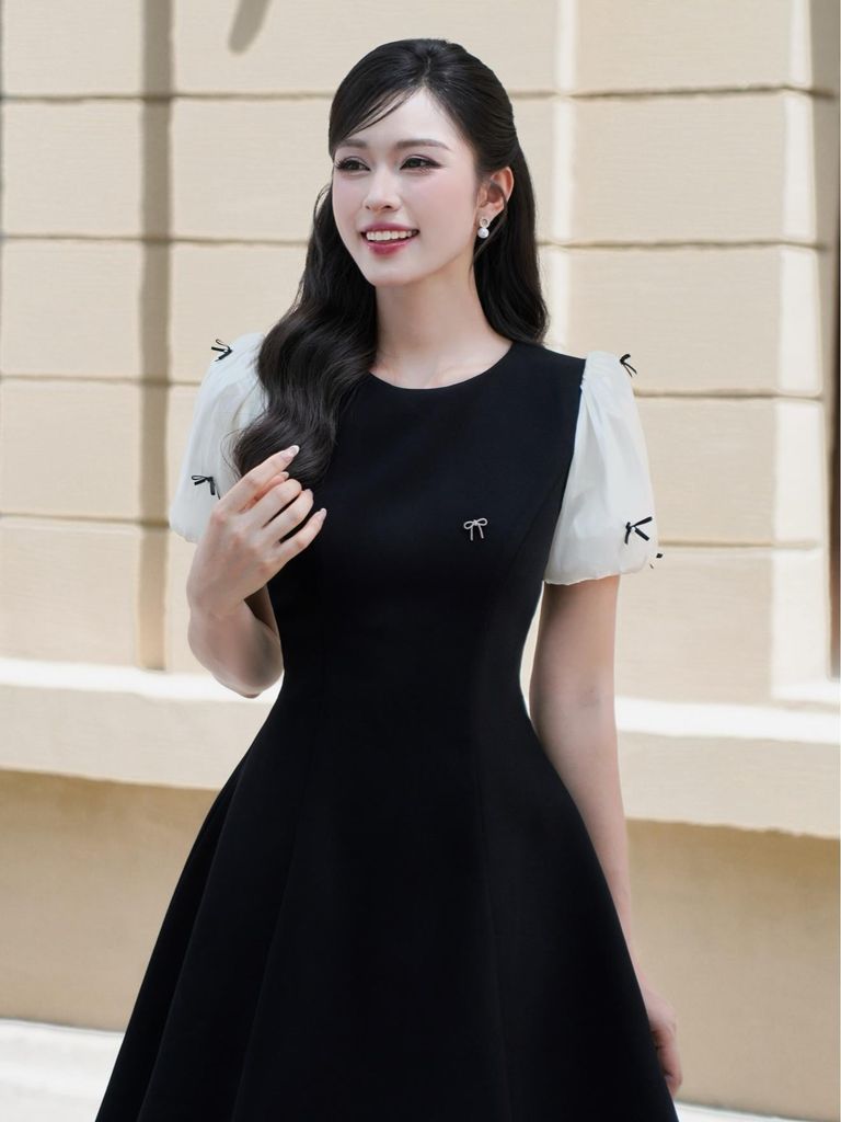 Váy Nữ Dáng Xòe Trên Gối YAME Màu Đen Phối Kem Trang Trí Họa Tiết Nơ Tay Bồng Tiểu Thư Cổ Tròn YAME - Camillo YV669