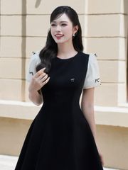 Váy Nữ Dáng Xòe Trên Gối YAME Màu Đen Phối Kem Trang Trí Họa Tiết Nơ Tay Bồng Tiểu Thư Cổ Tròn YAME - Camillo YV669