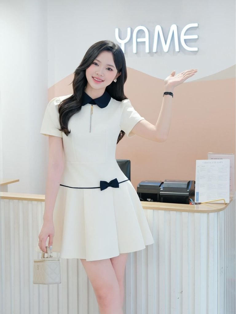 Váy Nữ Dáng Xòe Xếp Ly Nhẹ Ngắn Tay Khóa Ngực Màu Kem Phối Đen Đính Nơ Tiểu Thư YAME - Soca YV691