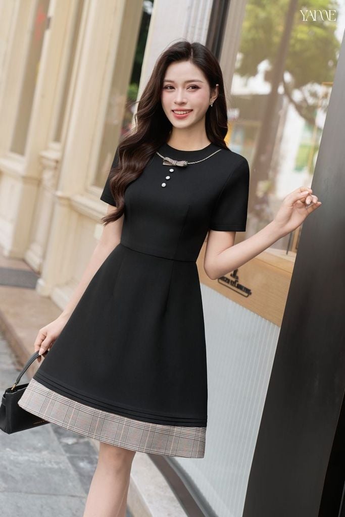 Váy Thiết Kế Dáng A Đen Phối Kẻ YAME YV928