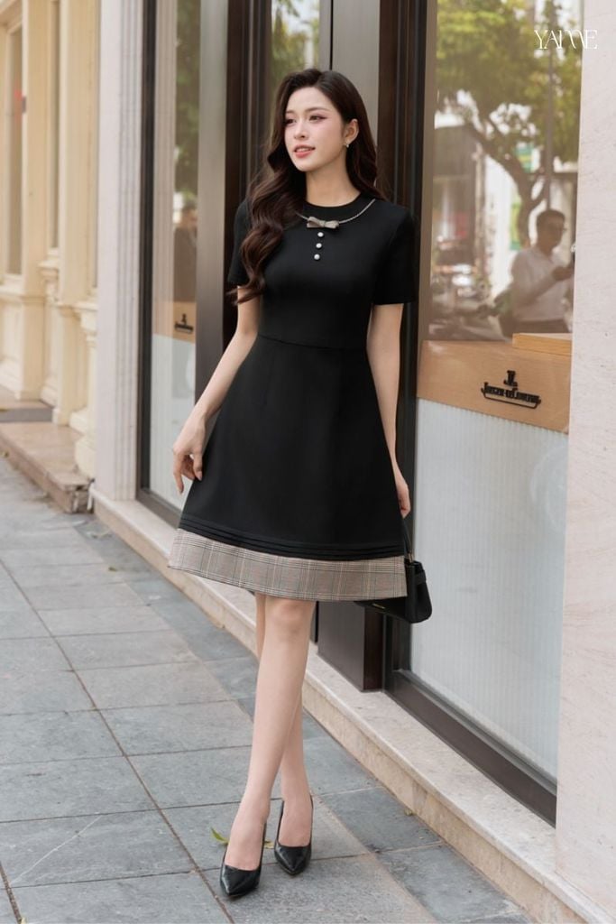 Váy Thiết Kế Dáng A Đen Phối Kẻ YAME YV928