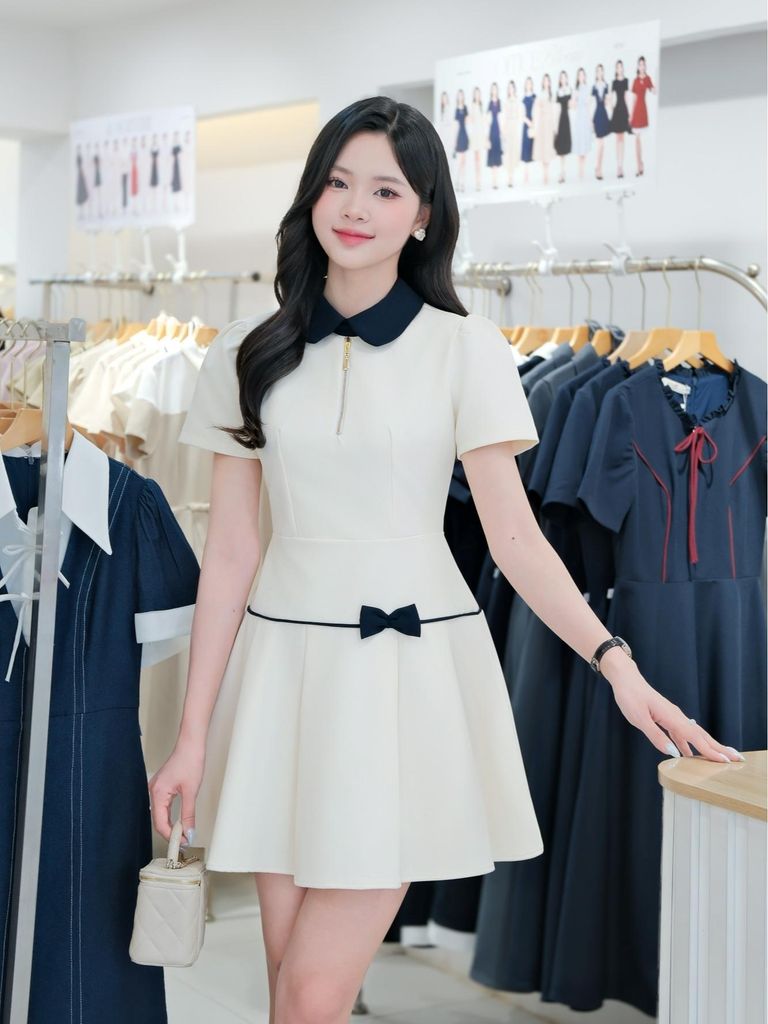 Váy Nữ Dáng Xòe Xếp Ly Nhẹ Ngắn Tay Khóa Ngực Màu Kem Phối Đen Đính Nơ Tiểu Thư YAME - Soca YV691