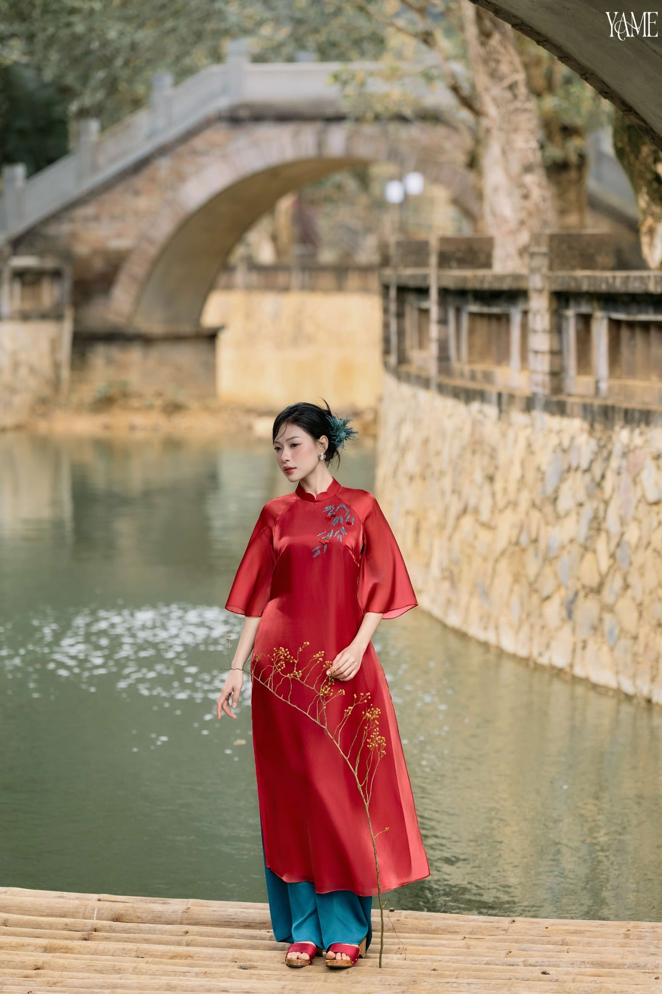 YAME -(TẶNG LÌ XÌ) Set Áo Dài  Tơ Oganza Óng Mướt Hai Tà Tay Raplan Lỡ Kết Hợp Dính Điểm Hoạ Tiết Phối Quần Lụa Trơn Ươm YAD861