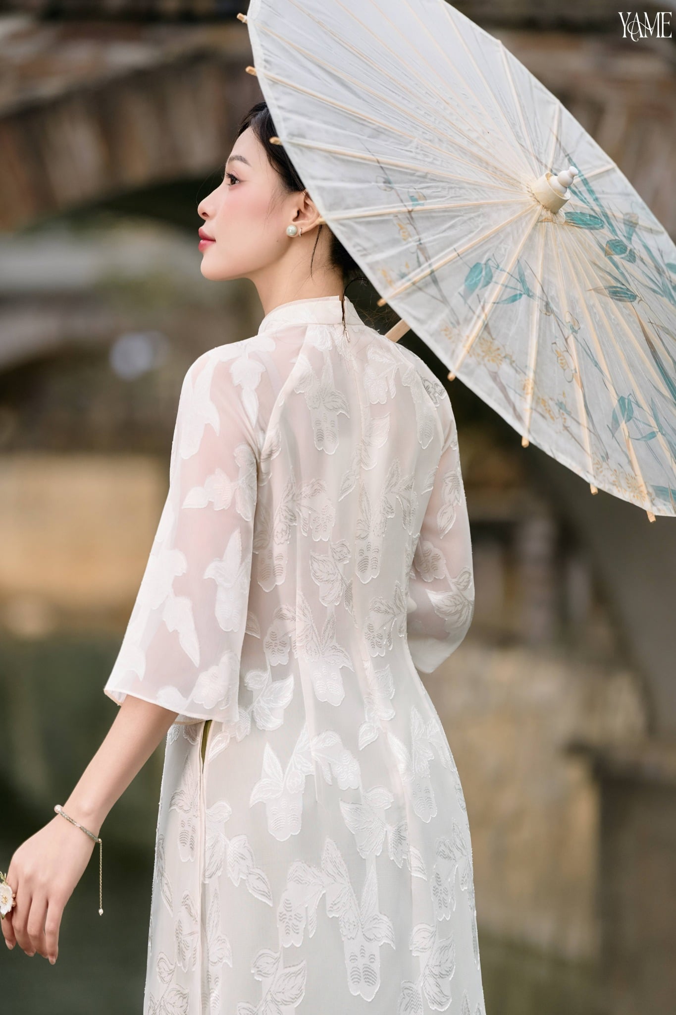 YAME - (TẶNG LÌ XÌ) Set Áo Dài Tơ Xước Dệt Hoạ Tiết Nổi Hai Tà Tay Raplan Phối Quần Lụa Trơn Nhiên YAD852