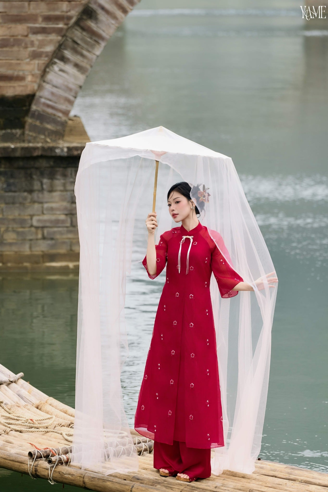 YAME - (TẶNG LÌ XÌ) Set Áo Dài Tơ Xước Gân Dệt Hoa Kim Sa Đứng Form Màu Đỏ Đô Hai Tà Xẻ Giữa Tay Raplan Lỡ Phối Quần Lụa Trơn Ưu YAD863