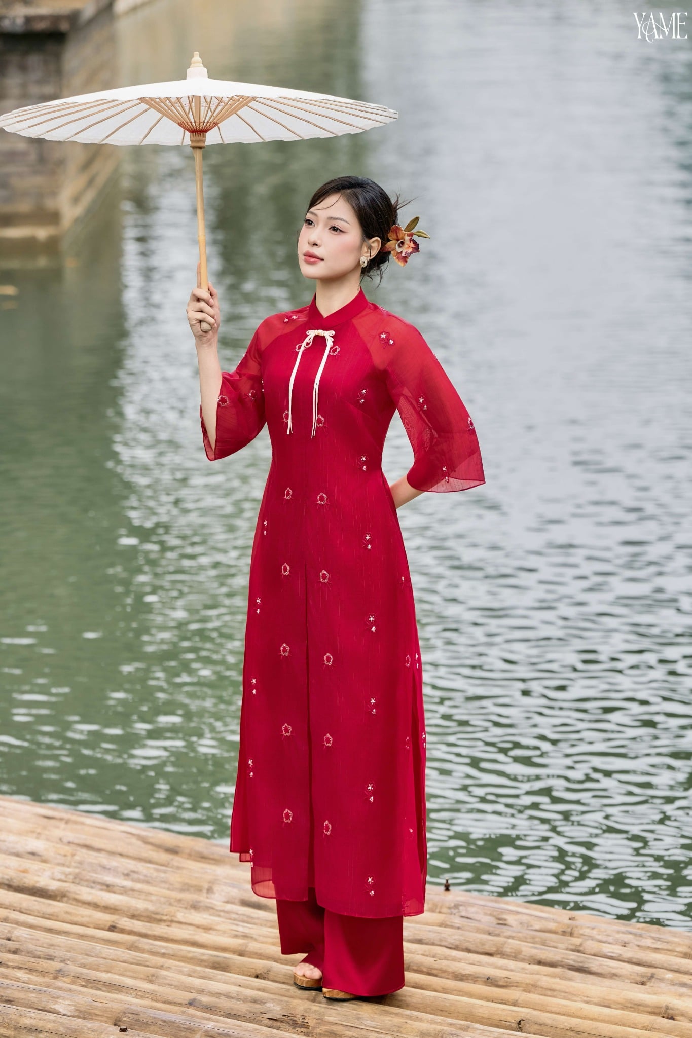 YAME - (TẶNG LÌ XÌ) Set Áo Dài Tơ Xước Gân Dệt Hoa Kim Sa Đứng Form Màu Đỏ Đô Hai Tà Xẻ Giữa Tay Raplan Lỡ Phối Quần Lụa Trơn Ưu YAD863