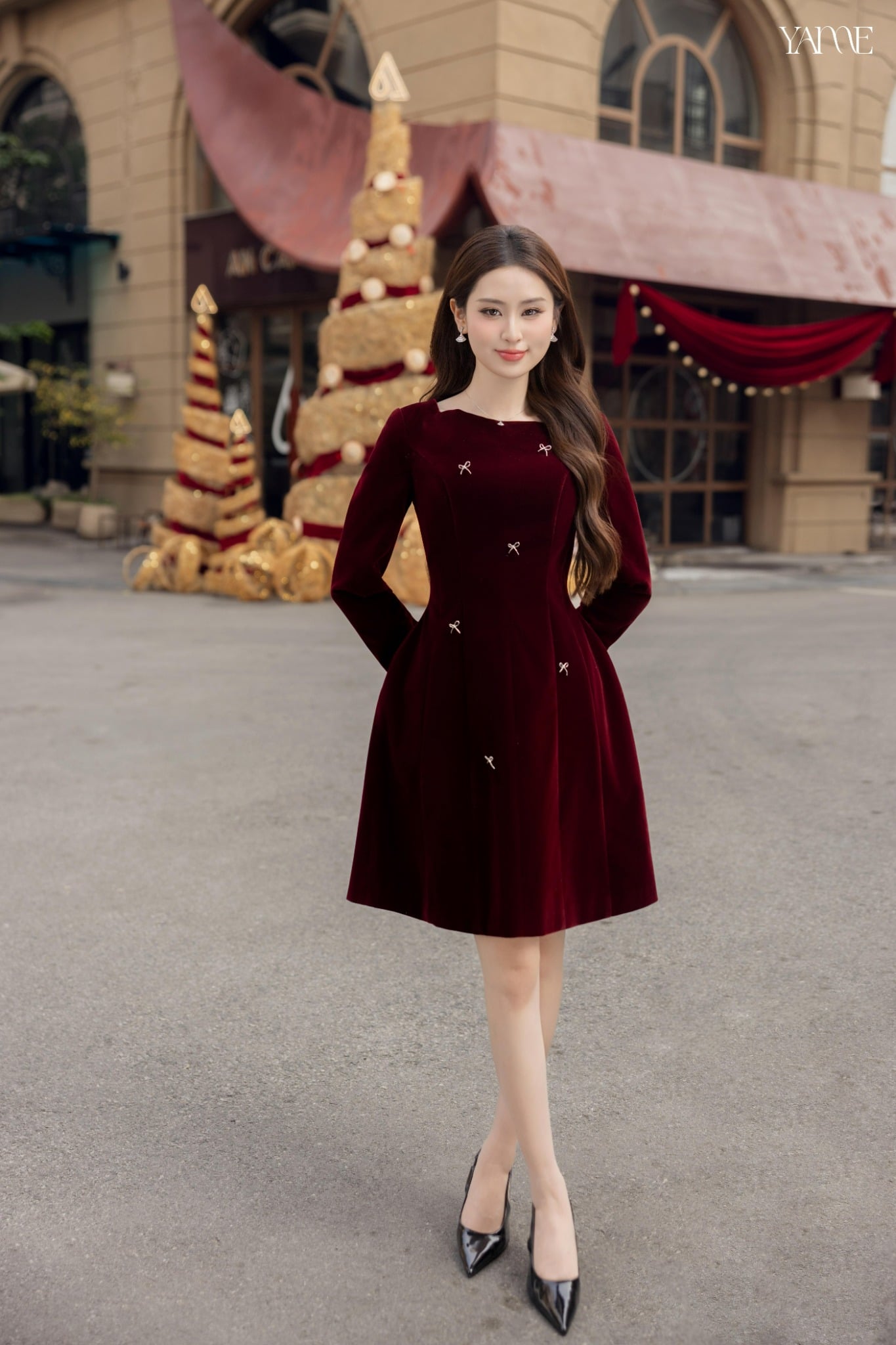 YAME - Váy Nữ Nhung Budanh Đính Nơ Kim Loại Thiết Kế Form Dáng A Phồng Hông, Cố Vuông, Tay Vest, Sang Trọng Thanh Lịch Velvet YV823