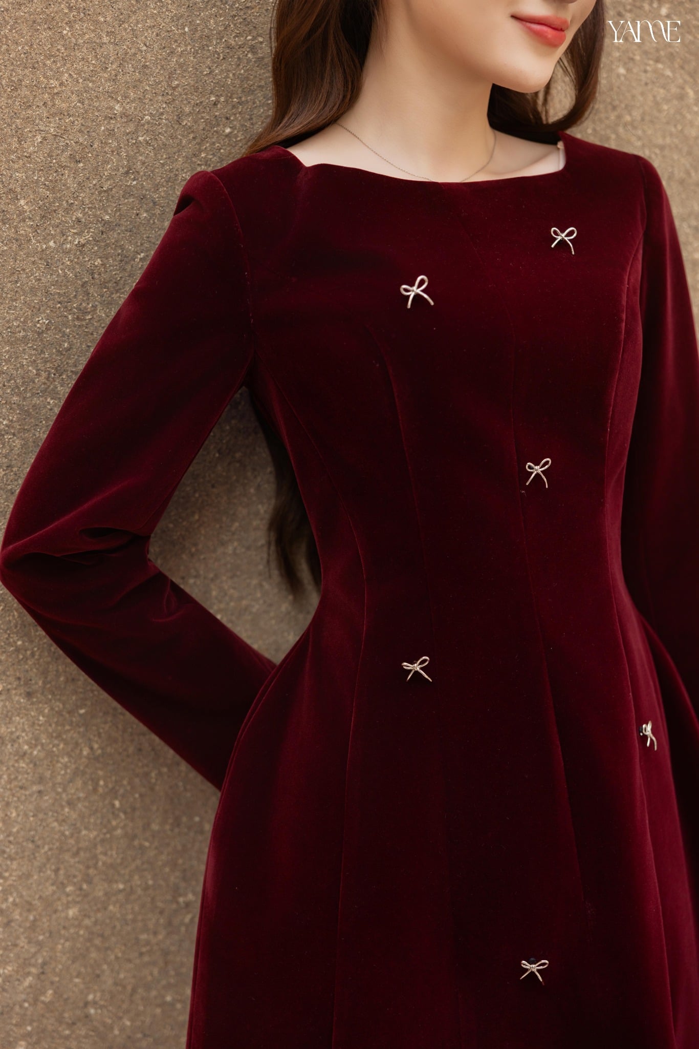 YAME - Váy Nữ Nhung Budanh Đính Nơ Kim Loại Thiết Kế Form Dáng A Phồng Hông, Cố Vuông, Tay Vest, Sang Trọng Thanh Lịch Velvet YV823