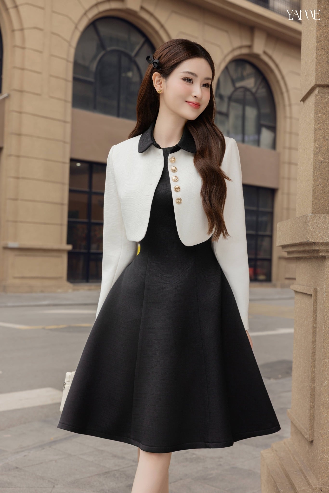 YAME - Set Áo Khoác Kèm Váy Với Thiết Kế Áo Dáng Ngắn Croptop, Cúc Kim Loại Vàng, Tay Vest, Váy Sát Nách Form Xòe Nhiều Mảnh Whimsey YA+ YV820