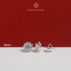 Hoa Tai BD62 CHAM JEWELRY, Hoa Tai Hoa Tia Chủ 4.0mm (Barcode TBD1736).