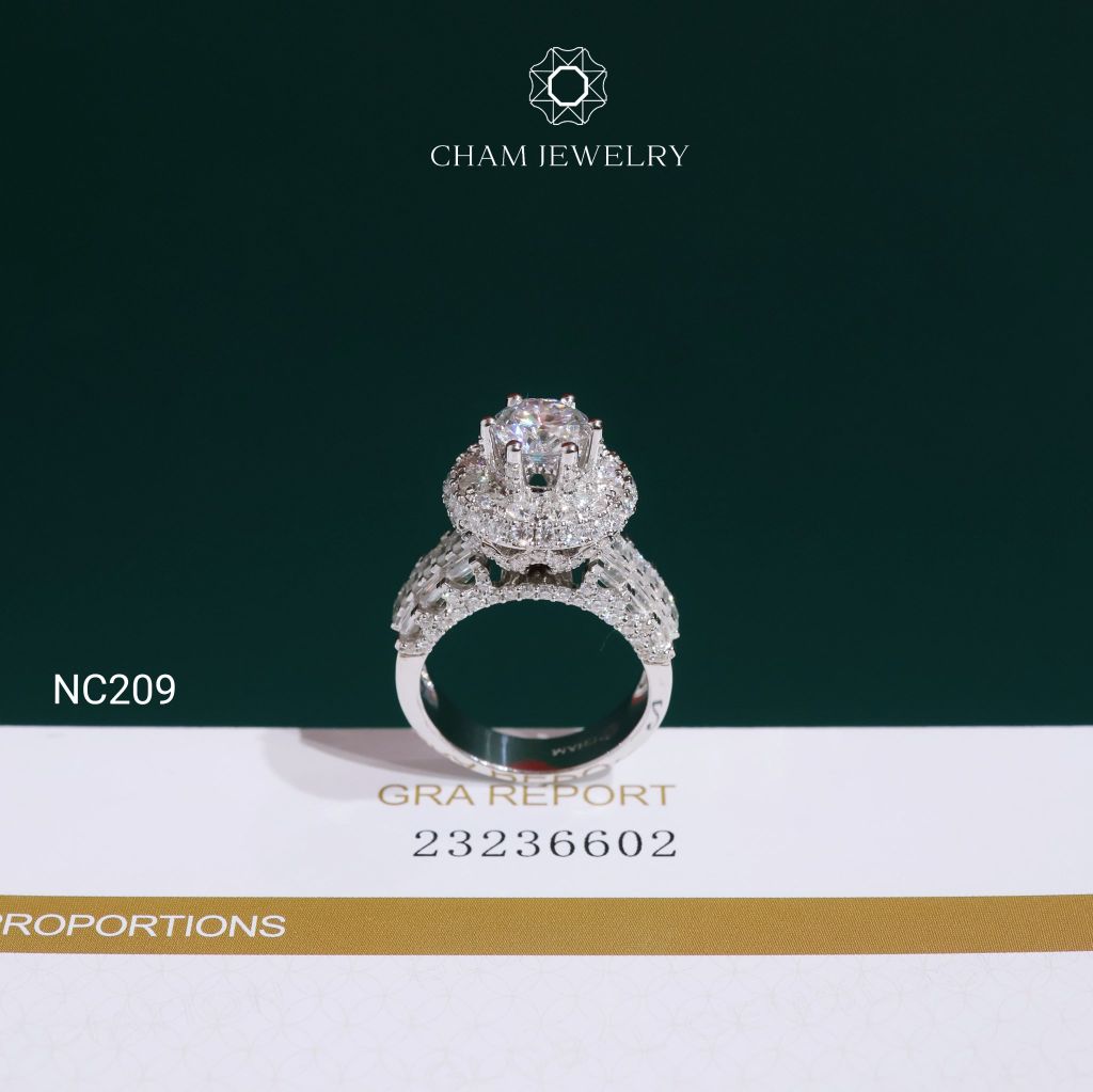 Nhẫn NC209 CHAM JEWELRY, Full Đá Moissanite Chủ 7.2mm (Barcode OCNN14)