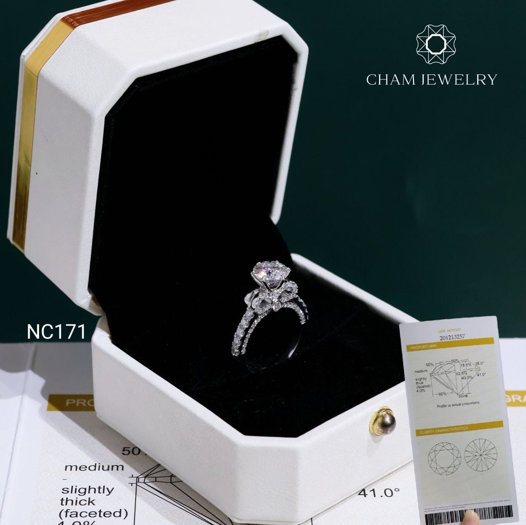 Nhẫn NC171 CHAM JEWELRY, Nhẫn Nơ Full Đá Moissanite Chủ 7.2mm (Barcode OCNN12)