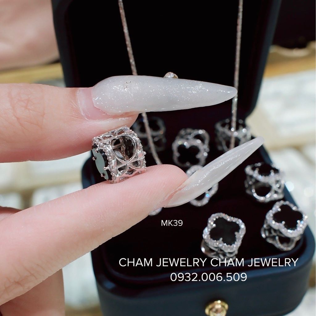 Mặt Dây Chuyền MK39 CHAM JEWELRY, Mặt Cỏ 4 Lá Đen Viền Tấm Bản 8.0mm (Barcode TCH1013).