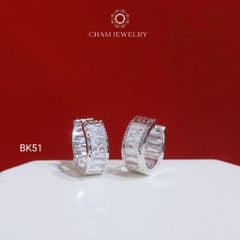 Hoa Tai BK51 CHAM JEWELRY, Hoa Tai Full Đá Barget Bản 5.5mm (Barcode TBK217).