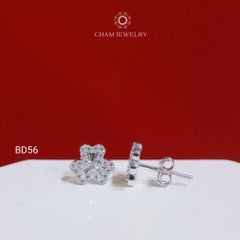 Hoa Tai BD56 CHAM JEWELRY, Hoa Tai Cỏ 3 Lá Chạm Máy Viền Đá Tấm Bản 7.0mm (Barcode TBD1689).