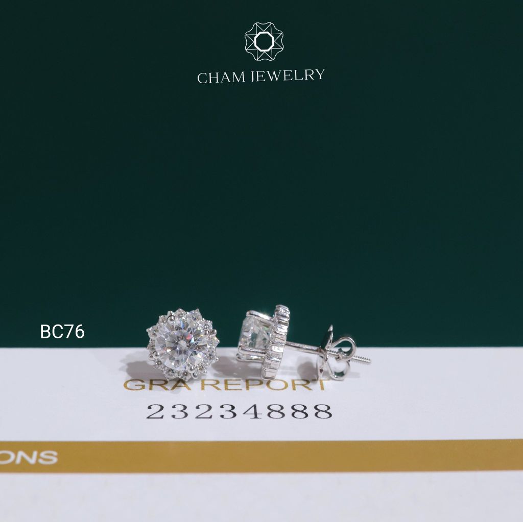 Hoa Tai BC76 CHAM JEWELRY, Hoa Tai Full Moissanite Chủ 5.4mm (Barcode OB90)