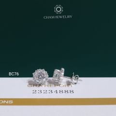 Hoa Tai BC76 CHAM JEWELRY, Hoa Tai Full Moissanite Chủ 5.4mm (Barcode OB90)