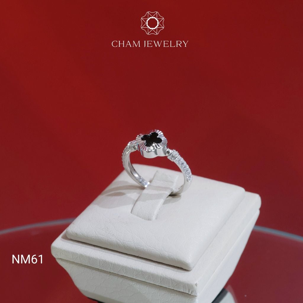 Nhẫn NM61 CHAM JEWELRY, Nhẫn Cỏ 4 Lá Đen Viền Chạm Máy Bản 6.0mm (Barcode TNK189)