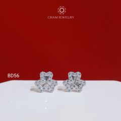 Hoa Tai BD56 CHAM JEWELRY, Hoa Tai Cỏ 3 Lá Chạm Máy Viền Đá Tấm Bản 7.0mm (Barcode TBD1689).