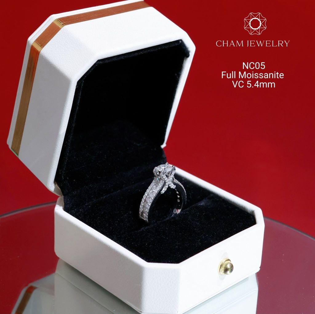 Nhẫn NC05 CHAM JEWELRY, Full Moissanite Chủ 5.4mm (Barcode OHN02)
