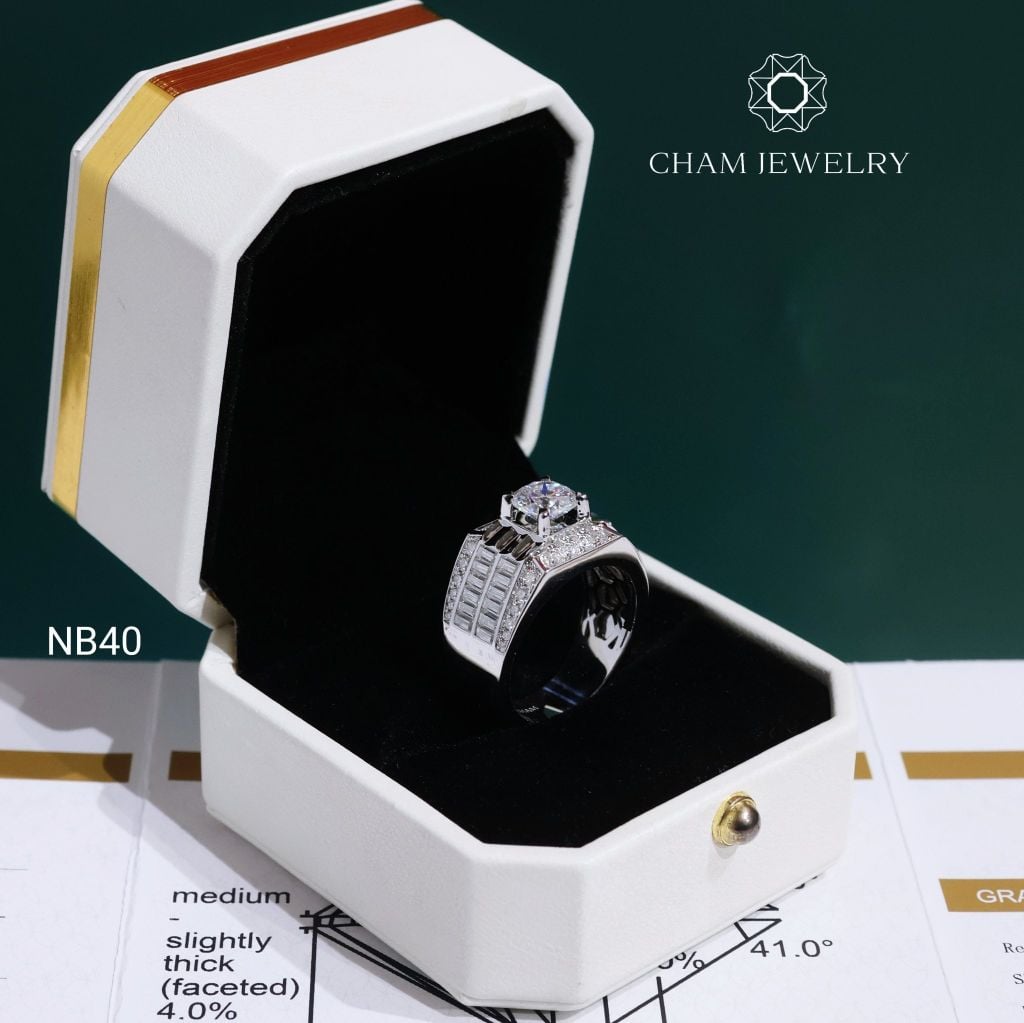 Nhẫn Nam NB40 CHAM JEWELRY, Full Moissanite Chủ 7.5mm (Barcode OCNA08)