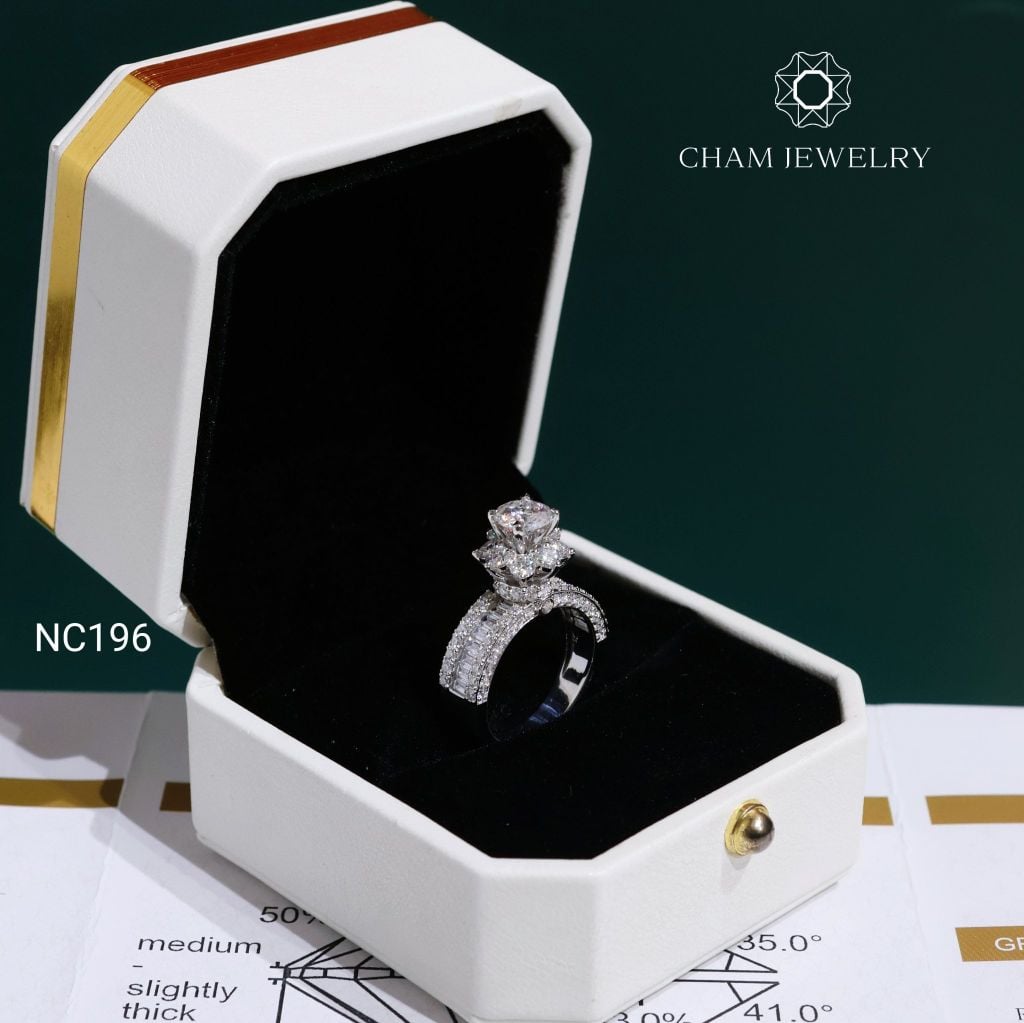 Nhẫn NC196 CHAM JEWELRY, Full Đá Moissanite Chủ 6.3mm (Barcode ONNU304)